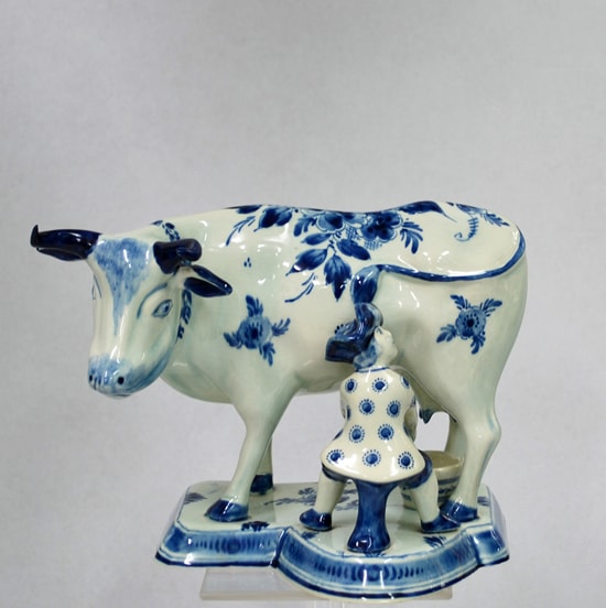 PZH, Gouda, M5027, plastiek van koeien melken, Delfts Blauw, 1935-50; coll. Righard Atsma